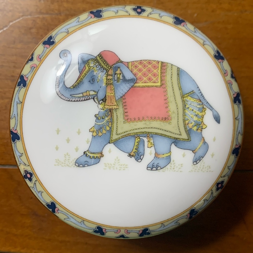 Wedgwood, Blue Elephant, 1992, trinket box, like new